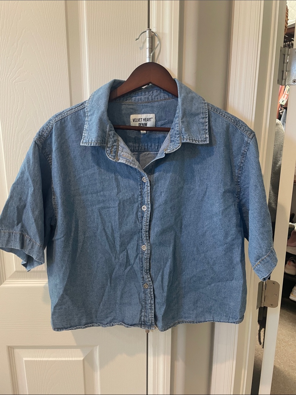 Velvet Heart Light Blue Cropped Denim Button-Front Shirt